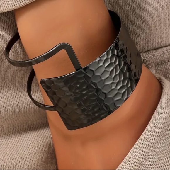 Black Metal Abstract Bracelet Bold Glamorous Cuff Bangle Jewelry asymmetrical - Picture 2 of 3